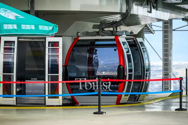 Gürcistan 'ın başkenti Tiflis' te bulunan Rustaveli Bulvarı ile Mtatsminda Parkı 'nı birbirine bağlayan halatla kablo otomobil terminali.