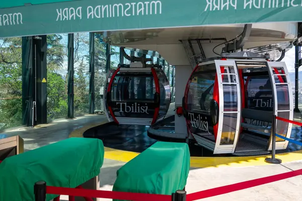 Gürcistan 'ın başkenti Tiflis' teki Rustaveli Bulvarı ile Mtatsminda Parkı 'nı birbirine bağlayan halatla kablo otomobil terminali, 11 Nisan 2025