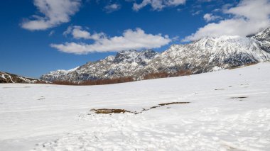 Gürcistan 'dan Rusya' ya giden Gürcistan Askeri Yolu boyunca uzanan Kafkasya dağlarının karlı zirveleri Tiflis ve
