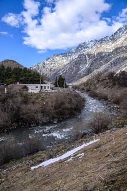 Gürcistan Askeri Yolu üzerindeki Stepantsminda kasabası ve Terek Nehri vadisi, 19 Nisan 2025 'te Gürcistan' dan Rusya 'ya uzanan Kafkasya dağları üzerinden Tiflis ve