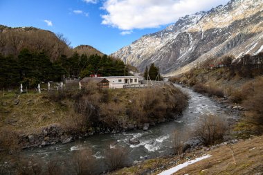 Gürcistan Askeri Yolu üzerindeki Stepantsminda kasabası ve Terek Nehri vadisi, 19 Nisan 2025 'te Gürcistan' dan Rusya 'ya uzanan Kafkasya dağları üzerinden Tiflis ve