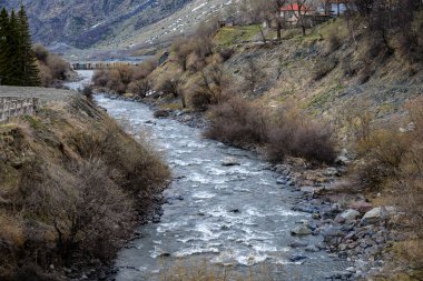 Gürcistan Askeri Yolu üzerindeki Stepantsminda kasabası ve Terek Nehri vadisi, 19 Nisan 2025 'te Gürcistan' dan Rusya 'ya uzanan Kafkasya dağları üzerinden Tiflis ve