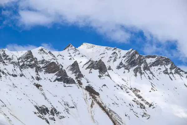 Gürcistan 'dan Rusya' ya giden Gürcistan Askeri Yolu boyunca uzanan Kafkasya dağlarının karlı zirveleri Tiflis ve