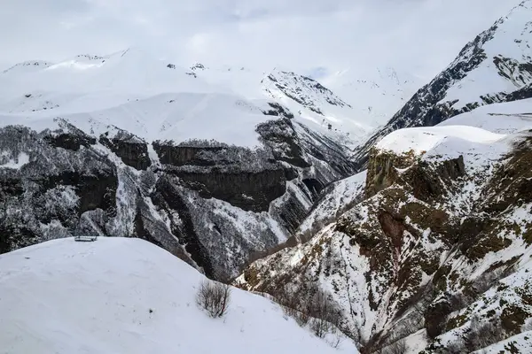 Gürcistan 'dan Rusya' ya giden Gürcistan Askeri Yolu boyunca uzanan Kafkasya dağlarının karlı zirveleri Tiflis ve