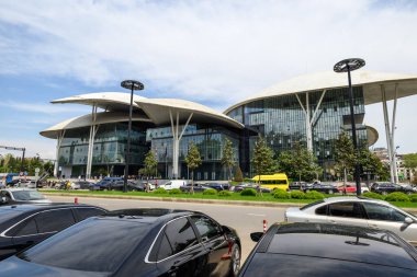 Gürcistan hükümetinin Kamu Hizmetleri Dairesi, 23 Nisan 2025 tarihinde Gürcistan 'ın başkenti Tiflis' te vatandaşlara çeşitli kamu hizmetleri sunmaktadır.