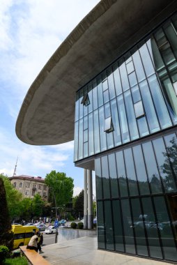 Gürcistan hükümetinin Kamu Hizmetleri Dairesi, 23 Nisan 2025 tarihinde Gürcistan 'ın başkenti Tiflis' te vatandaşlara çeşitli kamu hizmetleri sunmaktadır.