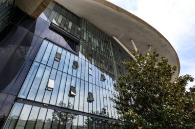 Gürcistan hükümetinin Kamu Hizmetleri Dairesi, 23 Nisan 2025 tarihinde Gürcistan 'ın başkenti Tiflis' te vatandaşlara çeşitli kamu hizmetleri sunmaktadır.