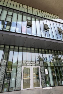 23 Nisan 2025 tarihinde Gürcistan 'ın başkenti Tiflis' te vatandaşlara çeşitli kamu hizmetleri sunan Gürcistan hükümetinin Kamu Hizmet Salonu 'nda düğün salonu