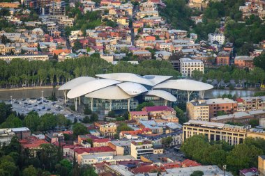 Gürcistan hükümetinin Kamu Hizmetleri Dairesi, 23 Nisan 2025 tarihinde Gürcistan 'ın başkenti Tiflis' te vatandaşlara çeşitli kamu hizmetleri sunmaktadır.