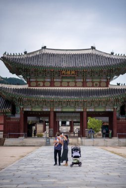 5 Eylül 2021 'de Kore' nin Seul kentinde Joseon hanedanlığının Gyeongbokgung kraliyet sarayını ziyaret eden mutlu bir aile.
