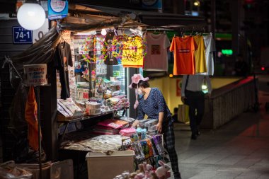 10 Eylül 2021 'de Güney Kore' nin başkenti Seul 'deki Myeongdong alışveriş bölgesinde mal satıcısı.
