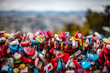 Aşk kilitleri 9 Ekim 2021 'de Güney Kore' de Namsan Kulesi 'nde çiftler arasındaki aşkı simgeliyor.