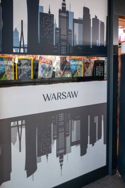 1 Eylül 2021 'de Polonya, Varşova' daki Varşova Chopin Havaalanı 'nın kalkış terminalindeki gümrüksüz mağaza