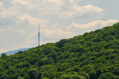 Avala Kulesi, Sırbistan 'ın başkenti Belgrad' ın Avala dağındaki 204 metre yüksekliğindeki haberleşme kulesi