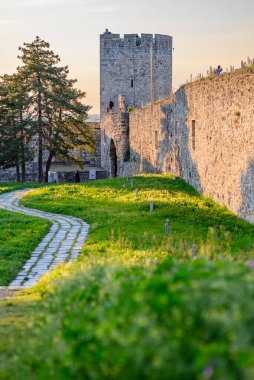 Belgrad 'ın başkenti Belgrad' daki Kalemegdan parkında Tarihi Belgrad Kalesi 'nin kalıntıları