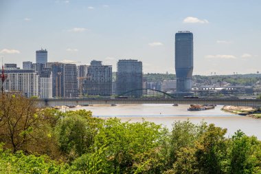 Belgrad Rıhtımı modern konut ve ticaret kompleksi 28 Nisan 2025 'te Sırbistan' ın başkenti Belgrad 'daki Sava Nehri üzerinde