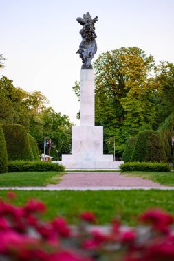 Belgrad Kalesi 'ndeki Kalemegdan Parkı' nda 1930 yılında inşa edilen Fransa 'ya olan minnettarlık abidesi, Birinci Dünya Savaşı' nda Sırbistan-Fransa ittifakına minnettarlık göstergesi olarak 14 Mayıs 2025 'te Sırbistan' ın Belgrad kentinde inşa edildi.
