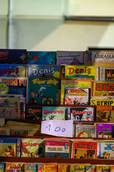 Sırbistan 'ın Belgrad kentindeki Knez Mihailova caddesinde 14 Mayıs 2025' te ikinci el kitaplar, çizgi romanlar ve LP rekor sokak tezgahı