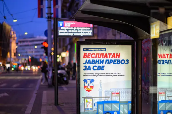 Sırbistan 'ın başkenti Belgrad' da 14 Mayıs 2025 'te ücretsiz ulaşımı destekleyen reklamı olan otobüs durağı