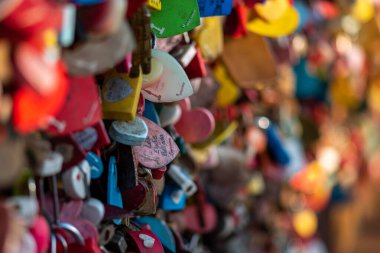 Aşk kilitleri, 12 Eylül 2021 'de Güney Kore' de Namsan Kulesi 'nde çiftler arasındaki aşkı simgeliyor.