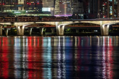 Seul gece manzarasının yansımaları Han Nehri Hangang, Güney Kore 'de 28 Ekim 2021' de seyahat ediyor.