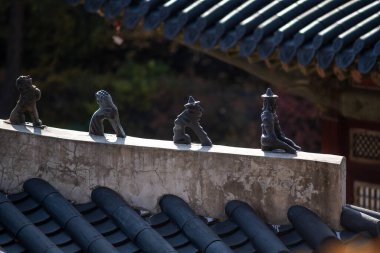 Güney Kore, Seul 'deki Joseon hanedanının Changdeokgung Kraliyet Sarayı' ndaki çatı süslemeleri.