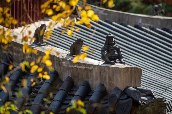 Güney Kore, Seul 'deki Joseon hanedanının Changdeokgung Kraliyet Sarayı' ndaki çatı süslemeleri.