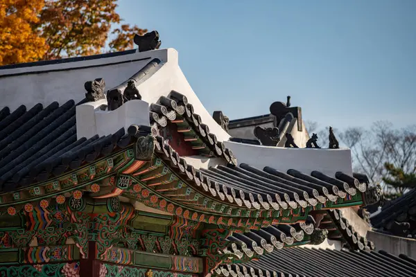 Güney Kore, Seul 'deki Joseon hanedanının Changdeokgung Kraliyet Sarayı' ndaki çatı süslemeleri.