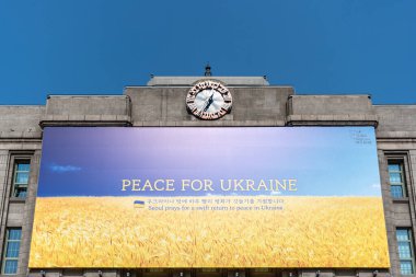 Ukrayna 'da 9 Mart 2022' de Güney Kore, Seul 'deki Seul Büyükşehir Hükümeti' nin Seul Belediye Binası 'na barış çağrısı yapan dev bir pankart.