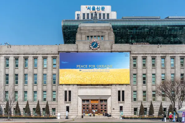Ukrayna 'da 9 Mart 2022' de Güney Kore, Seul 'deki Seul Büyükşehir Hükümeti' nin Seul Belediye Binası 'na barış çağrısı yapan dev bir pankart.