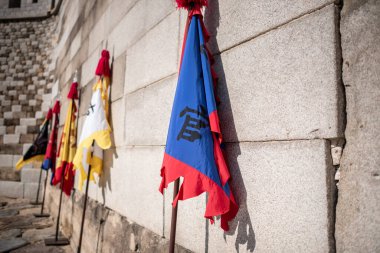 9 Mart 2024 tarihinde Güney Kore 'nin başkenti Seul' de Sungnyemun 'daki (Namdaemun - Güney Büyük Kapısı) eski Kore bayrakları