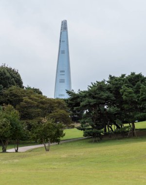 Lotte Dünya Kulesi, 555 metre yüksekliğinde gökdelen, 7 Ekim 2023 tarihinde Güney Kore 'nin Seul eyaletinin Songpa ilçesinde, Sincheon-dong' da yer almaktadır.