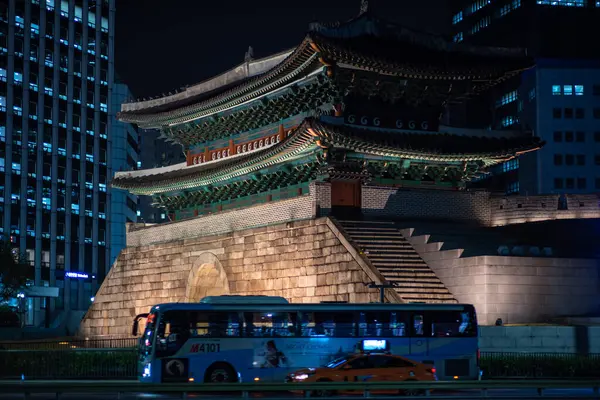 13 Nisan 2023 'te Güney Kore' nin Seul şehrindeki Sungnyemun kapısının gece görüşü