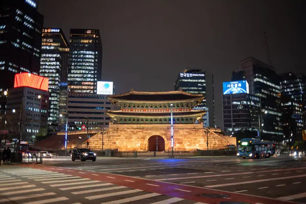15 Aralık 2023 'te Güney Kore' nin Seul şehrindeki Sungnyemun kapısının gece görüşü