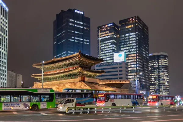 15 Aralık 2023 'te Güney Kore' nin Seul şehrindeki Sungnyemun kapısının gece görüşü