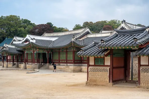 23 Ekim 2022 'de Güney Kore' nin başkenti Seul 'deki Joseon hanedanlığının Changdeokgung kraliyet sarayı.