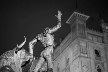 Madrid 'in Salamanca ilçesinde 3 Aralık 2022 tarihinde İspanya' nın en büyük boğa güreş arenası olan Plaza de Toros de Las Ventas 'ın önündeki Matador heykeli