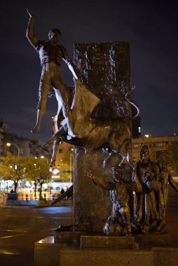 Madrid 'in Salamanca ilçesinde 3 Aralık 2022 tarihinde İspanya' nın en büyük boğa güreş arenası olan Plaza de Toros de Las Ventas 'ın önündeki Matador heykeli
