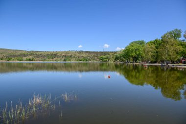 Lisi Gölü, küçük göl ve 26 Nisan 2025 'te Gürcistan' ın başkenti Tiflis civarındaki popüler dinlenme alanları.
