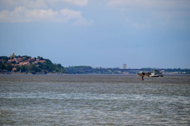 Sırbistan 'ın başkenti Tuna Nehri ve Zemun belediyesinin 19 Mayıs 2025 tarihli panoramik manzarası