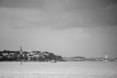Sırbistan 'ın başkenti Belgrad' ın Tuna Nehri ve Zemun belediyesinin panoramik siyah beyaz manzarası 19 Mayıs 2025