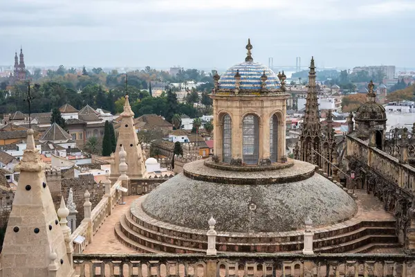 7 Aralık 2022 'de İspanya' nın Seville, Endülüs bölgesindeki en büyük Gotik kilise olan Saint Mary Katedrali 'ne gitti.