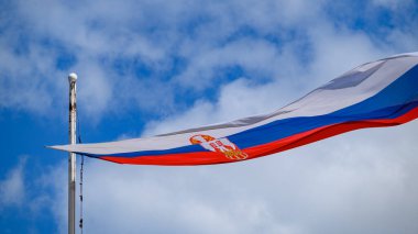 Sırbistan Cumhuriyeti 'nin bayrak direğinde dalgalanan kocaman bayrağı