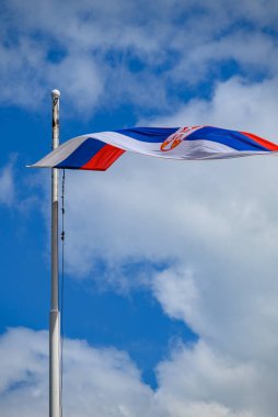 Sırbistan Cumhuriyeti 'nin bayrak direğinde dalgalanan kocaman bayrağı