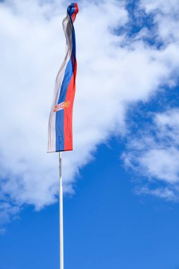 Sırbistan Cumhuriyeti 'nin bayrak direğinde dalgalanan kocaman bayrağı