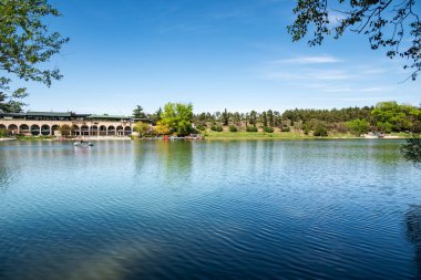 Turtle Gölü, yerel adı Kus Tba, Gürcistan 'ın başkenti Tiflis' in dışındaki küçük göl ve park, 17 Nisan 2025