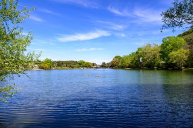 Turtle Gölü, yerel adı Kus Tba, Gürcistan 'ın başkenti Tiflis' in dışındaki küçük göl ve park, 17 Nisan 2025