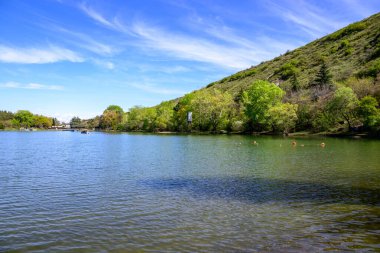Turtle Gölü, yerel adı Kus Tba, Gürcistan 'ın başkenti Tiflis' in dışındaki küçük göl ve park, 17 Nisan 2025