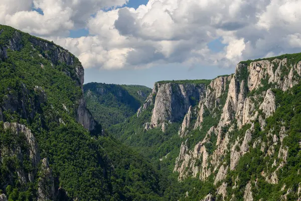 Sırbistan 'ın doğusundaki Bor kenti yakınlarındaki en derin ve en uzun kanyon olan Lazar Kanyonu' nun (Lazarev kanjon) manzarası