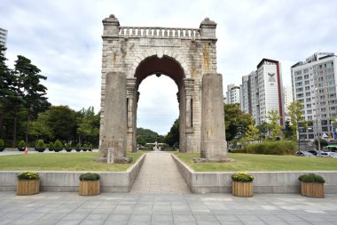 Dongnimmun Bağımsızlık Kapısı, 19 Eylül 2021 'de Güney Kore, Seul' de bağımsızlık anıtı kapısı